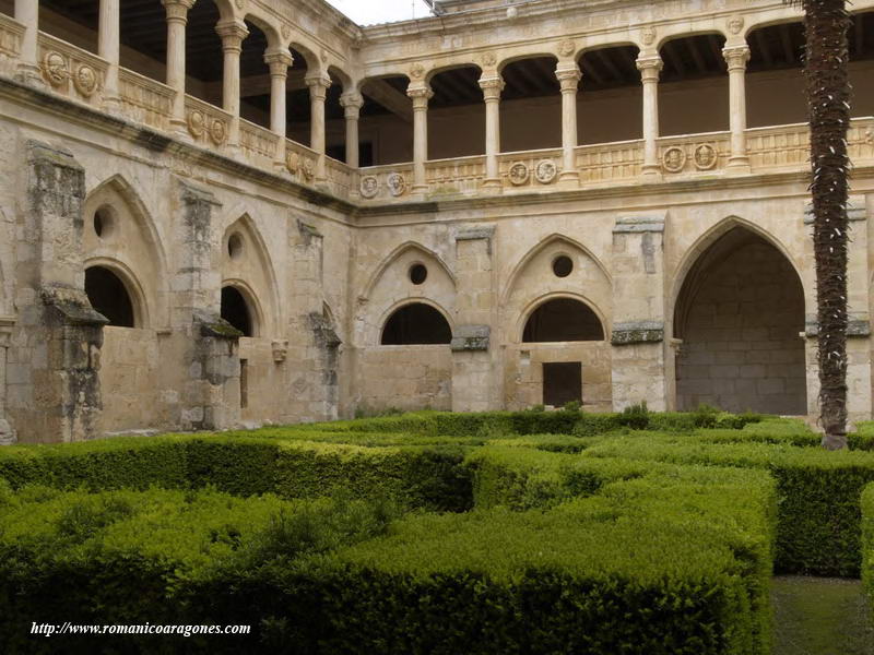 VISTA INTERIOR DEL CLAUSTRO GÓTICO